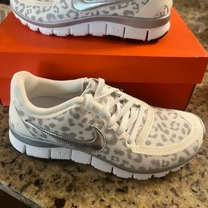 LE Grey Cheetah Print Nike Free 5.0 Shoes